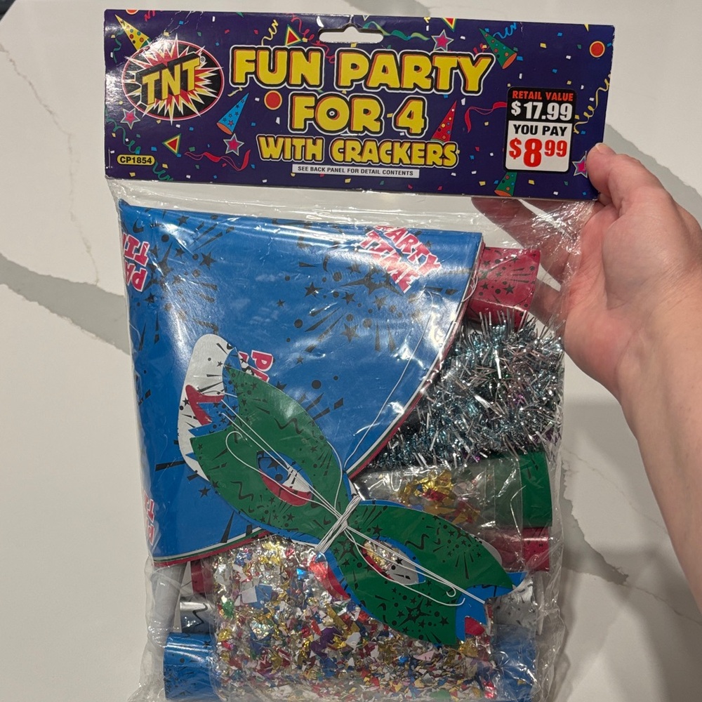 New Years Fun Party Pack…for 4…Hats, Masks, Horns,Confetti & Crackers.. NWT
